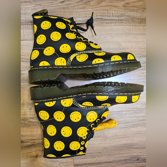Dr. Martens 1460 SMILEY® SMOOTH LEATHER LACE UP BOOTS, size US 11 - Picture 9 of 15